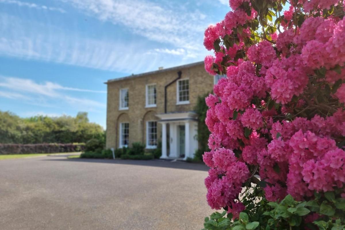 Hadlow Manor Hotel Exterior photo